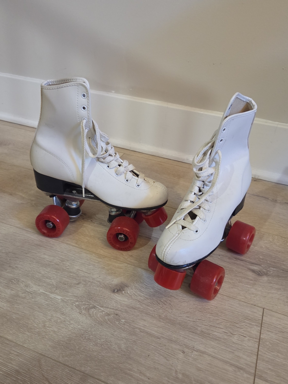 Vintage 1970s  White Roller Derby Skates Women's Red Urethane 28 Wheels Size 6
